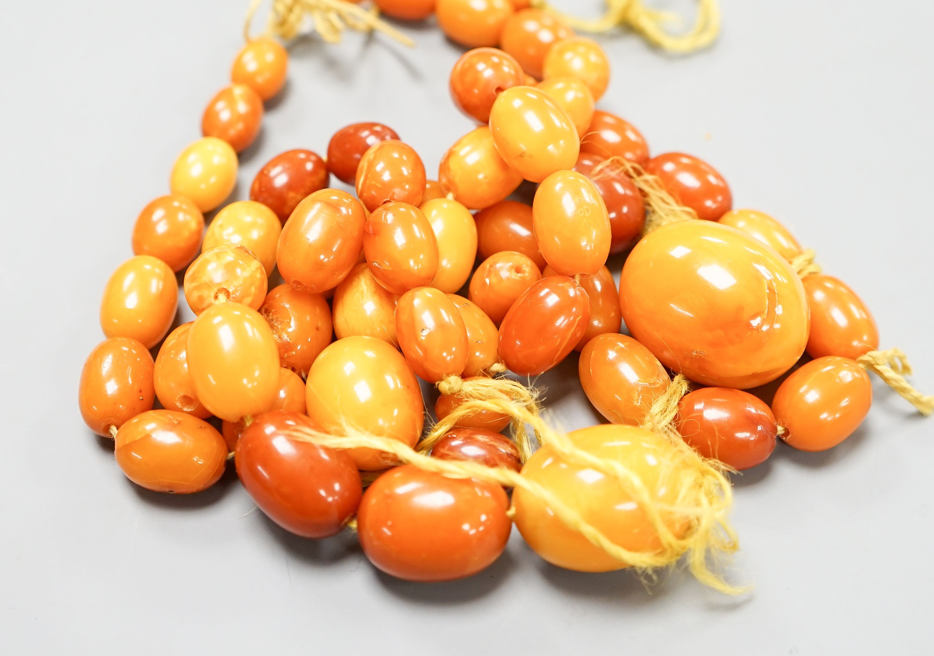 An amber necklace (a.f), gross weight 114 grams.